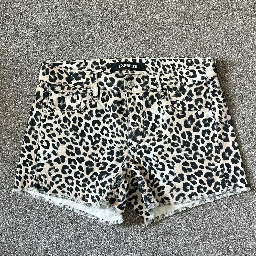 Express Shortie Mid-Rise Shorts Size 8 Leopard Print Stretch+ Raw Hem